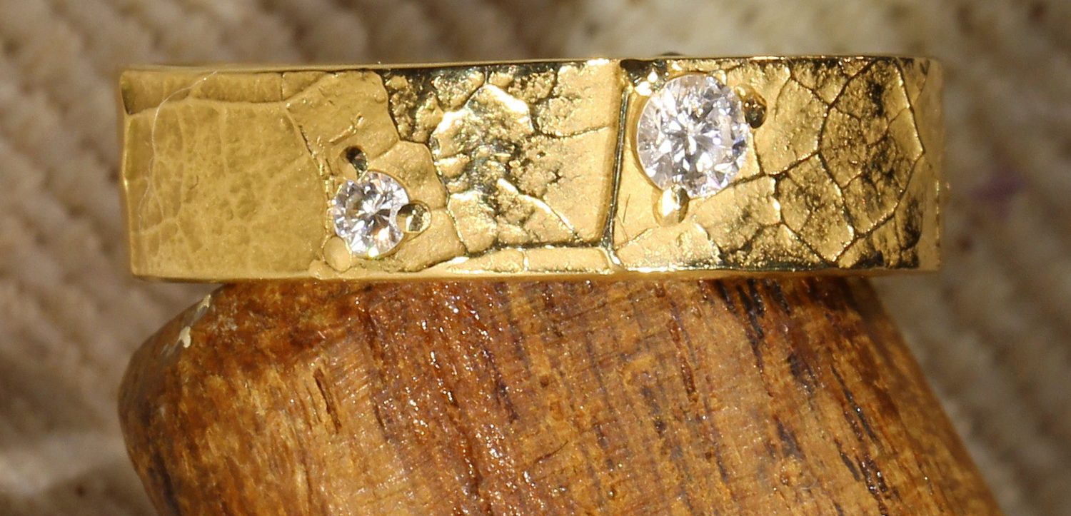 Alliance Magie Discrète - Étoile Jumelle - Atelier du Soleil Fou et de la Lune Amoureuse L'alliance originale Magie Discrète avec deux diamants blancs et or jaune - Collection « Nos Inspirations : Végétal » - Atelier du Soleil Fou et de la Lune Amoureuse.