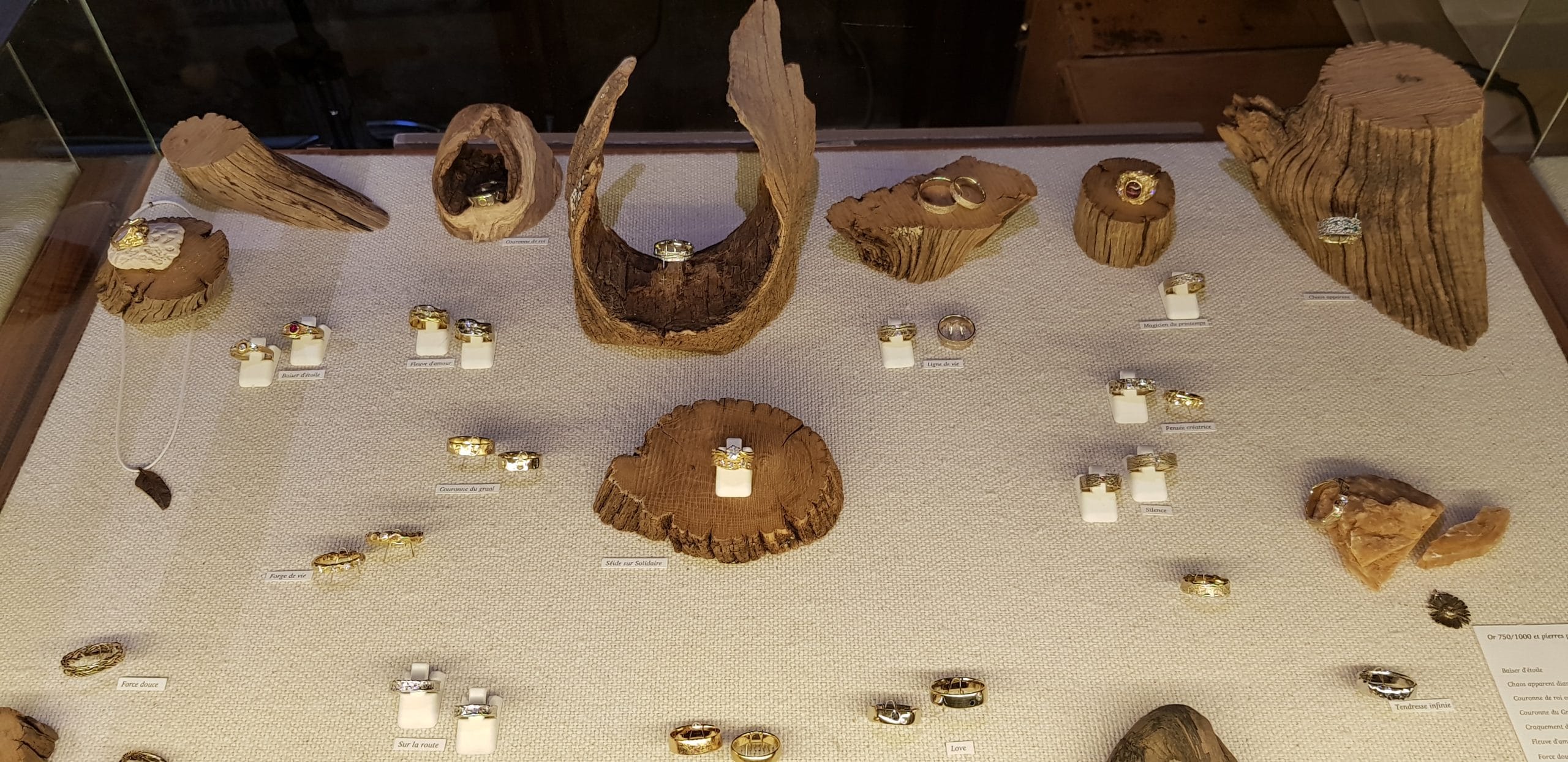 Une vitrine au showroom - Atelier du Soleil Fou et de la Lune Amoureuse Une présentation des alliances et bagues de mariage en or blanc, or jaune, or naturel et diamants - Atelier du Soleil Fou et de la Lune Amoureuse
