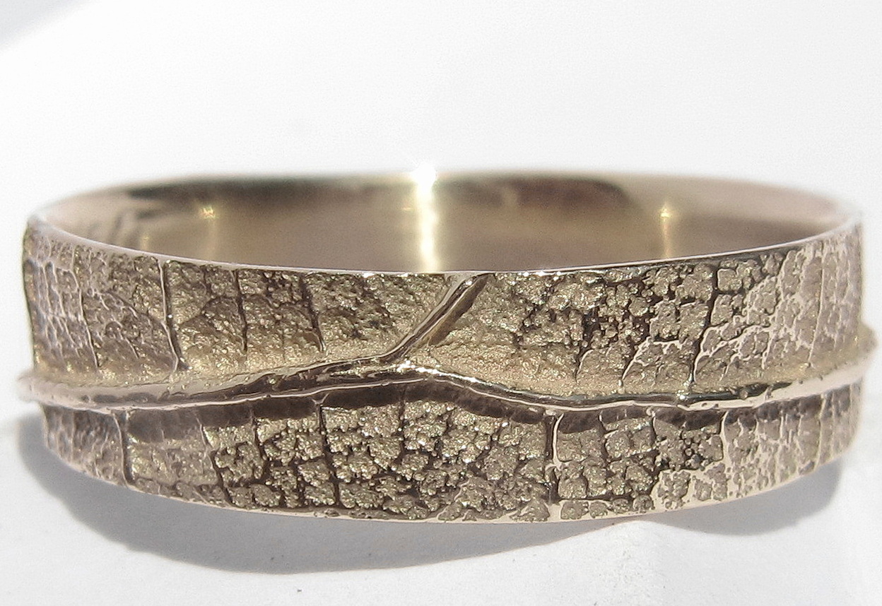Alliance de mariage Ligne de Vie - Or blanc naturel - Atelier du Soleil Fou Alliances de mariage Ligne de Vie en or blanc naturel. Un anneau texturé autour d'une nervure centrale.