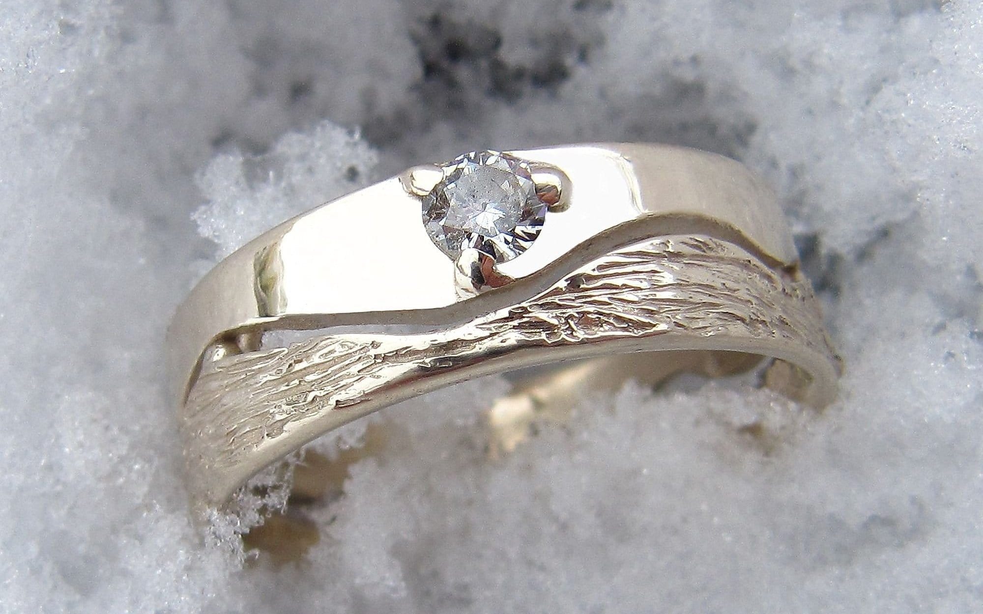 Alliance Onde qui Relie - constellation de pierres précieuses Soleil - un diamant blanc - deux anneaux démontables platine - texture magicien du printemps et finition brossée - Collection « Nos Inspirations : Découpe » - Atelier du Soleil Fou