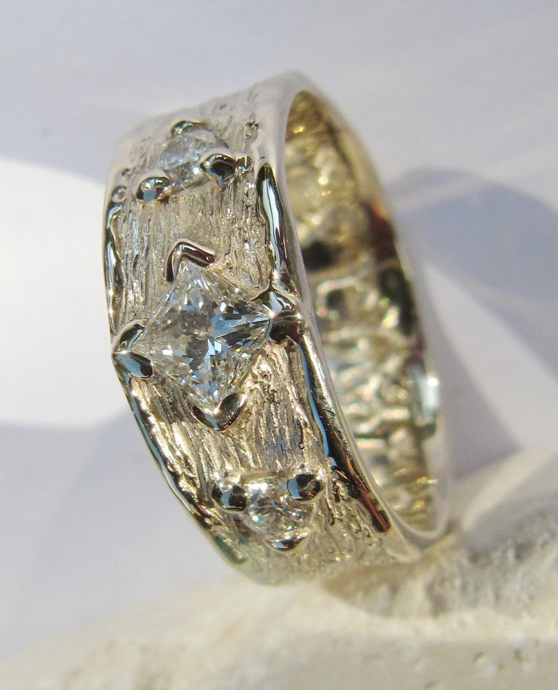 Magicien du printemps - Alliance mariage originale artisanale en or blanc et diamants