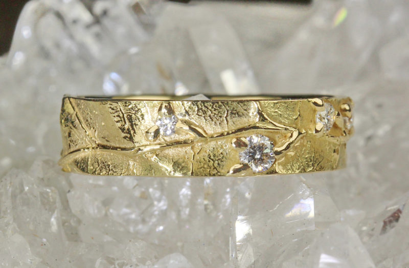 Nature vivante "Bourgeons" - Alliance mariage originale artisanale en or jaune et diamants