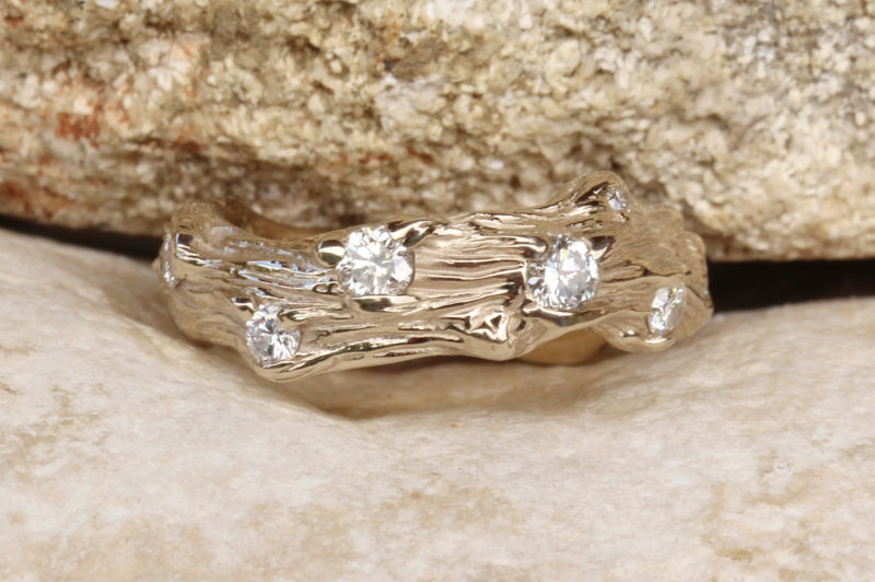 Sarment de Cœur "Parsemé de diamants" - Alliance mariage originale artisanale en or blanc naturel et diamants