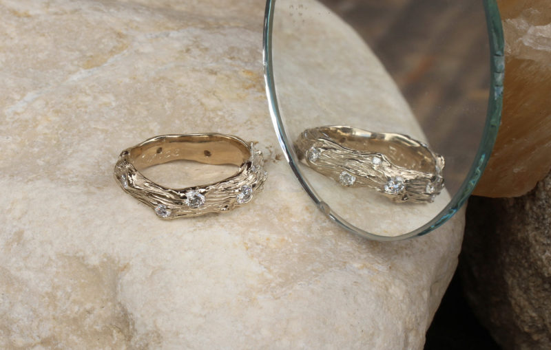 Sarment de Cœur "Parsemé de diamants" - Alliance mariage originale artisanale en or blanc et diamants