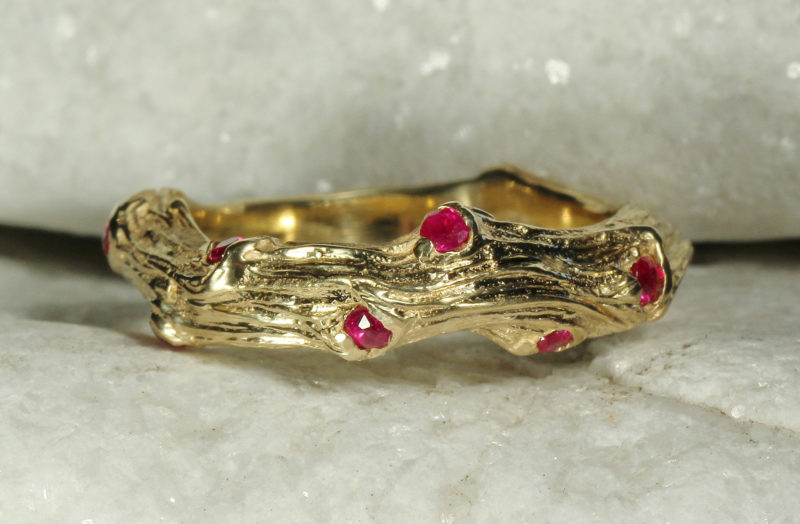 Sarment de cœur "Collier de rubis" - Alliance mariage originale artisanale en or jaune