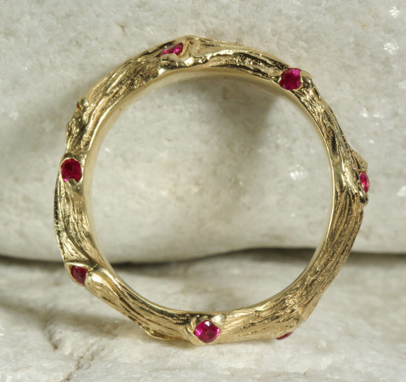 Sarment de cœur "Collier de rubis" - Alliance mariage originale artisanale en or jaune