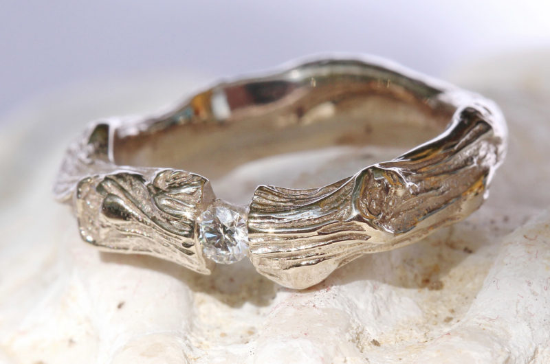 Silence "Sarment de cœur" - Alliance mariage originale artisanale en or blanc naturel et diamants
