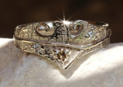 Alliance Aujourd'hui - or blanc naturel - texture feuille - diamants blancs et cognac - Collection « Nos Inspirations : Découpe » - Atelier du Soleil Fou