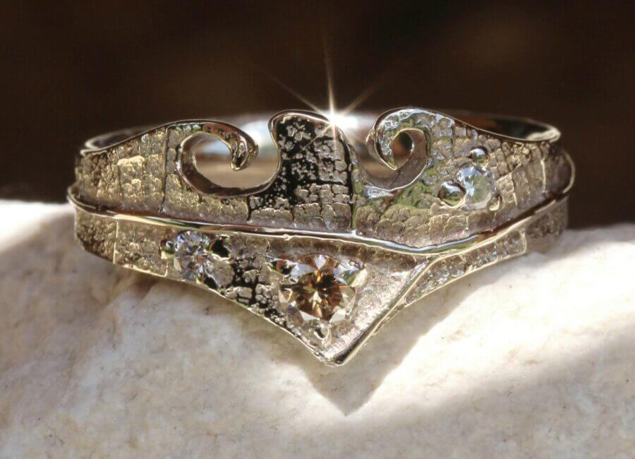 Alliance Aujourd’hui – atelier du Soleil Fou Alliance Aujourd'hui - or blanc naturel - texture feuille - diamants blancs et cognac - Collection « Nos Inspirations : Découpe » - Atelier du Soleil Fou