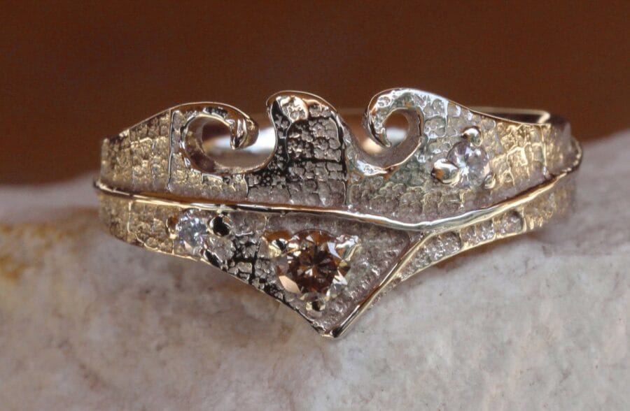 Alliance Aujourd’hui – atelier du Soleil Fou Alliance Aujourd'hui - or blanc naturel - texture feuille - diamants blancs et cognac - Collection « Nos Inspirations : Découpe » - Atelier du Soleil Fou