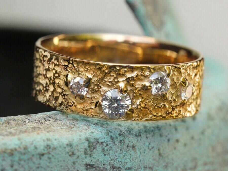 Alliance Corps Céleste - constellation de pierres précieuses Altaïr - quatre diamants blancs - or jaune - Collection « Nos Inspirations : Texture » - Atelier du Soleil Fou