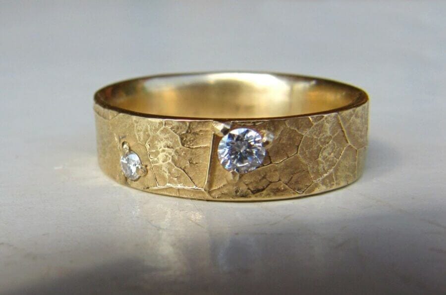 Alliance Magie Discrète – Étoile Jumelle – atelier du Soleil Fou Alliance Magie Discrète - constellation de pierres précieuses Étoile Jumelle - deux diamants - or jaune - Collection « Nos Inspirations : Végétal » - Atelier du Soleil Fou