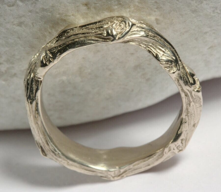 Alliances Sarment de Cœur -Or blanc Naturel – Atelier du Soleil Fou Alliances d'artisan d'art Sarment de Cœur en or blanc naturel.