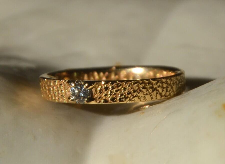 Alliance Fine Voyage avec Toi – Soleil Blanc – atelier du Soleil Fou Alliance Voyage avec Toi - constellation de pierres précieuses Soleil - un diamant - or rose - Collection « Nos Inspirations : Texture » - Atelier du Soleil Fou
