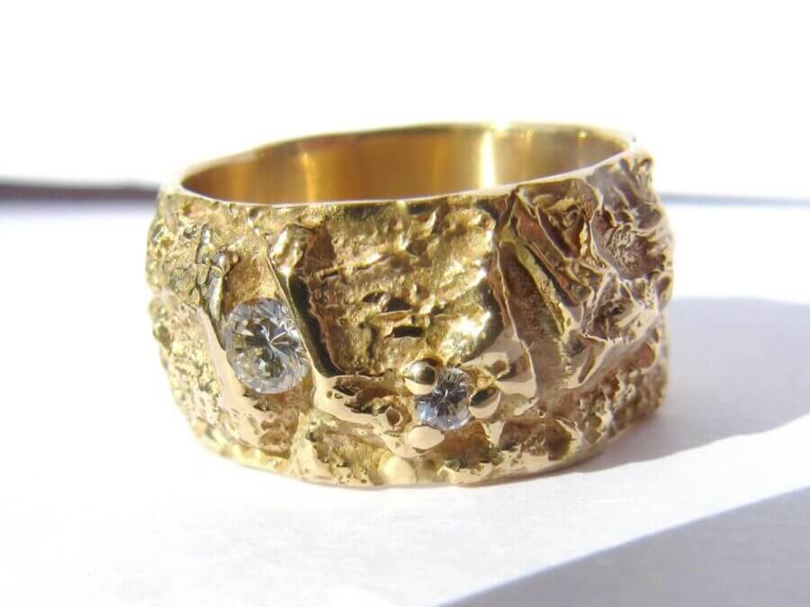Bague Arbre des Éléments – Étoile Jumelle – Atelier du Soleil Fou Bague Arbre des Éléments - Constellation de pierres précieuses Étoile Jumelle - deux diamants blancs - or jaune - texture écorce - Collection « Nos Inspirations