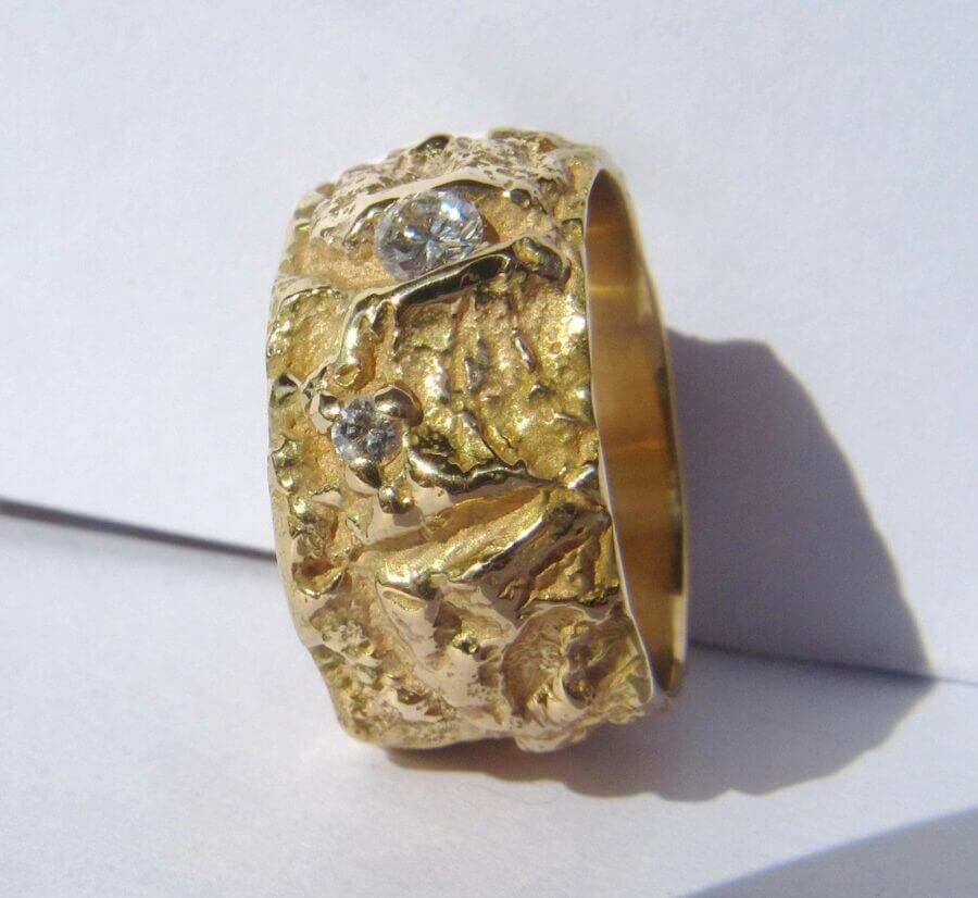 Bague Arbre des Éléments – Étoile Jumelle – Atelier du Soleil Fou Bague Arbre des Éléments - Constellation de pierres précieuses Étoile Jumelle - deux diamants blancs - or jaune - texture écorce - Collection « Nos Inspirations