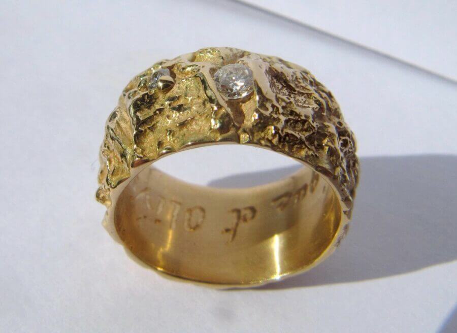 Bague Arbre des Éléments – Étoile Jumelle – Atelier du Soleil Fou Bague Arbre des Éléments - Constellation de pierres précieuses Étoile Jumelle - deux diamants blancs - or jaune - texture écorce - Collection « Nos Inspirations