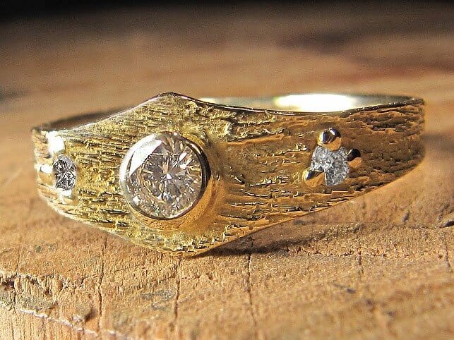 Bague Baiser d’étoile – Constellation Orion – Atelier du Soleil Fou Bague Baiser d'Étoile - Constellation de pierres précieuses Orion - trois diamants blancs - or jaune - texture minérale - Collection « Nos Inspirations : Découpe » - Atelier du Soleil Fou