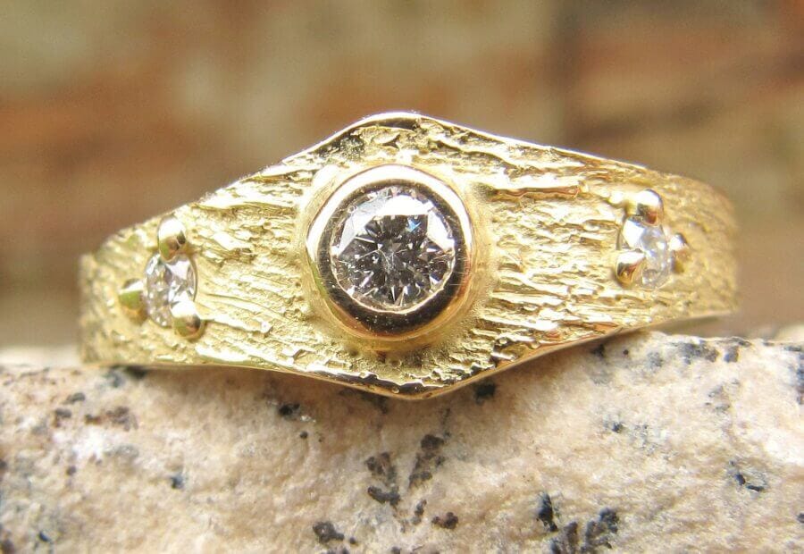 Bague Baiser d’étoile – Constellation Orion – Atelier du Soleil Fou Bague Baiser d'Étoile - Constellation de pierres précieuses Orion - trois diamants blancs - or jaune - texture minérale - Collection « Nos Inspirations : Découpe » - Atelier du Soleil Fou