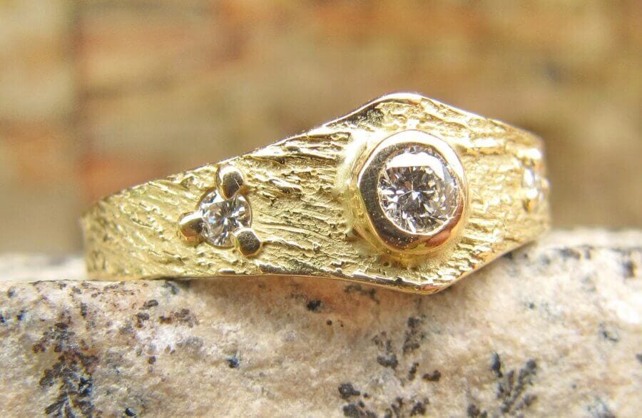 Bague Baiser d’étoile – Constellation Orion – Atelier du Soleil Fou Bague Baiser d'Étoile - Constellation de pierres précieuses Orion - trois diamants blancs - or jaune - texture magicien du printemps - Collection « Nos Inspirations : Découpe » - Atelier du Soleil Fou