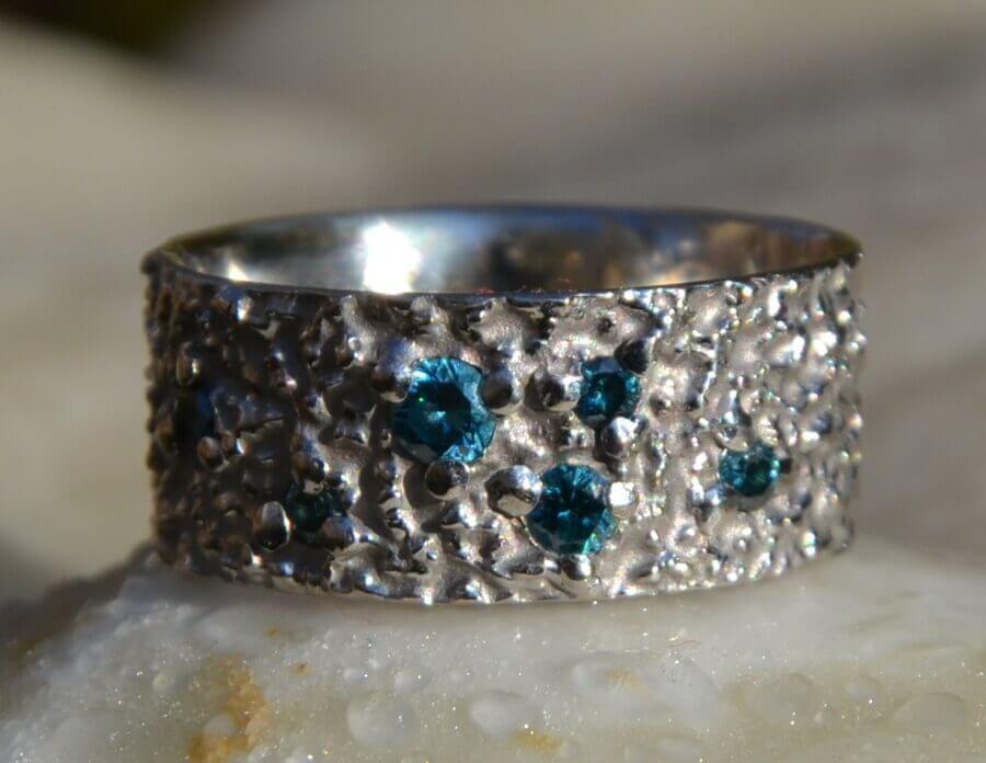 Bague Chaos Apparent - or blanc rhodié - six diamants bleus - Collection « Nos Inspirations : Texture » - Atelier du Soleil Fou