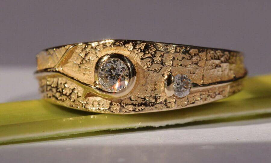 Bague Présence du Coeur – Constellation Étoile Jumelle – atelier du Soleil Fou Bague Présence du Coeur - constellation de pierres précieuses Étoile Jumelle - deux diamants - or jaune - texture feuille - Collection « Nos Inspirations : Découpe » - Atelier du Soleil Fou