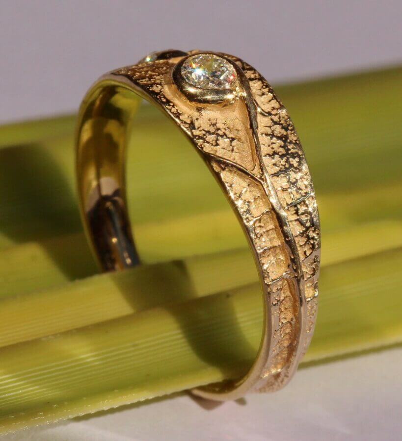 Bague Présence du Coeur – Constellation Étoile Jumelle – atelier du Soleil Fou Bague Présence du Coeur - constellation de pierres précieuses Étoile Jumelle - deux diamants - or jaune - texture feuille - Collection « Nos Inspirations : Découpe » - Atelier du Soleil Fou