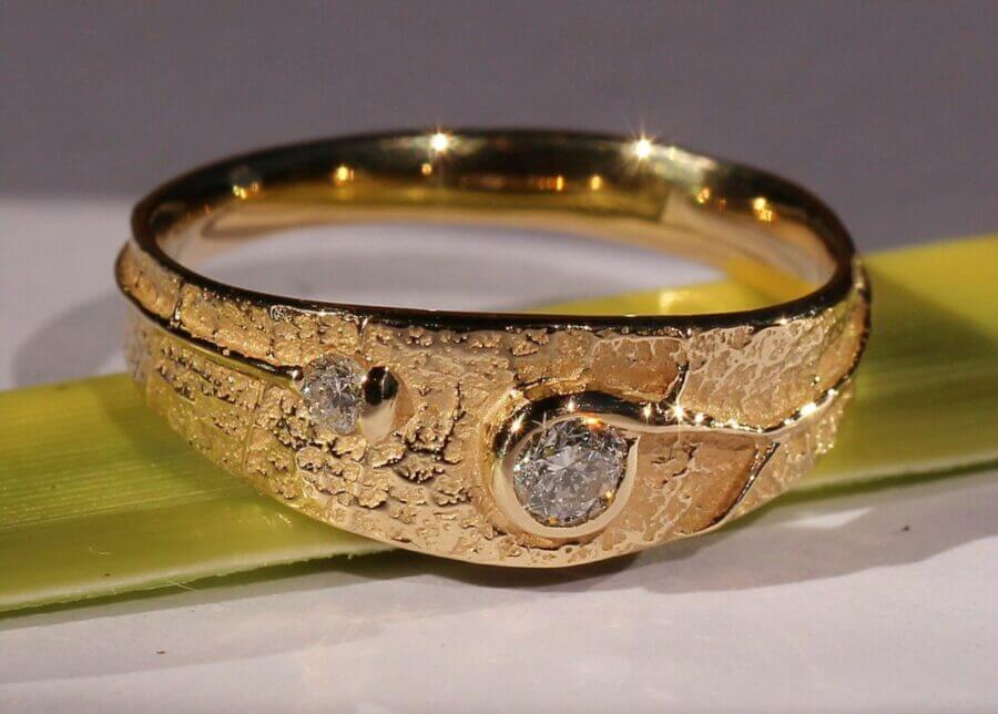 Bague Présence du Coeur – Constellation Étoile Jumelle – atelier du Soleil Fou Bague Présence du Coeur - constellation de pierres précieuses Étoile Jumelle - deux diamants - or jaune - texture feuille -Collection « Nos Inspirations : Découpe » - Atelier du Soleil Fou