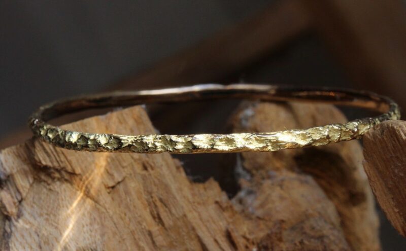 Bracelet Compagnon du Soir - or jaune - texture brut martelé - atelier du Soleil Fou