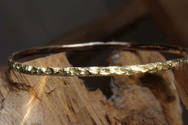 Bracelet Compagnon du Soir - or jaune - texture sculptée par le feu - Atelier du Soleil Fou
