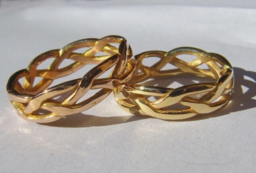 Duo d'alliances Inconditionnalité de l'Amour - or jaune tressé - finition polie - Collection « Nos Inspirations : Médiéval » - Atelier du Soleil Fou