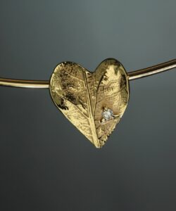 Pendentif Adam et Rêve - or jaune - texture feuille de tilleul - un diamant - collier cerclé - atelier du Soleil Fou