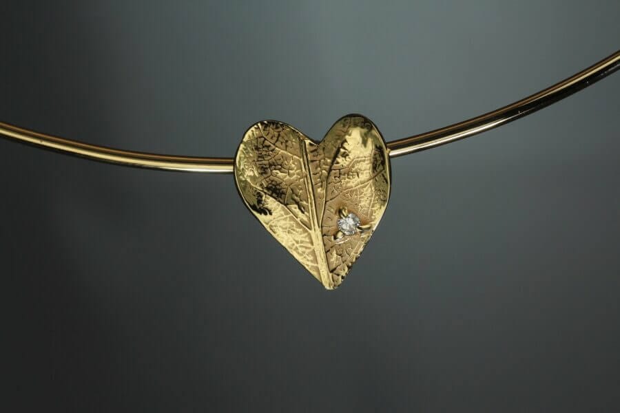 Adam et Rêve – Constellation Soleil Blanc – Atelier du Soleil Fou Pendentif Adam et Rêve - Constellation de pierres précieuses soleil - un diamant blanc - or jaune - texture feuille de tilleul - Collection « Nos Inspirations : Végétal » - Atelier du Soleil Fou