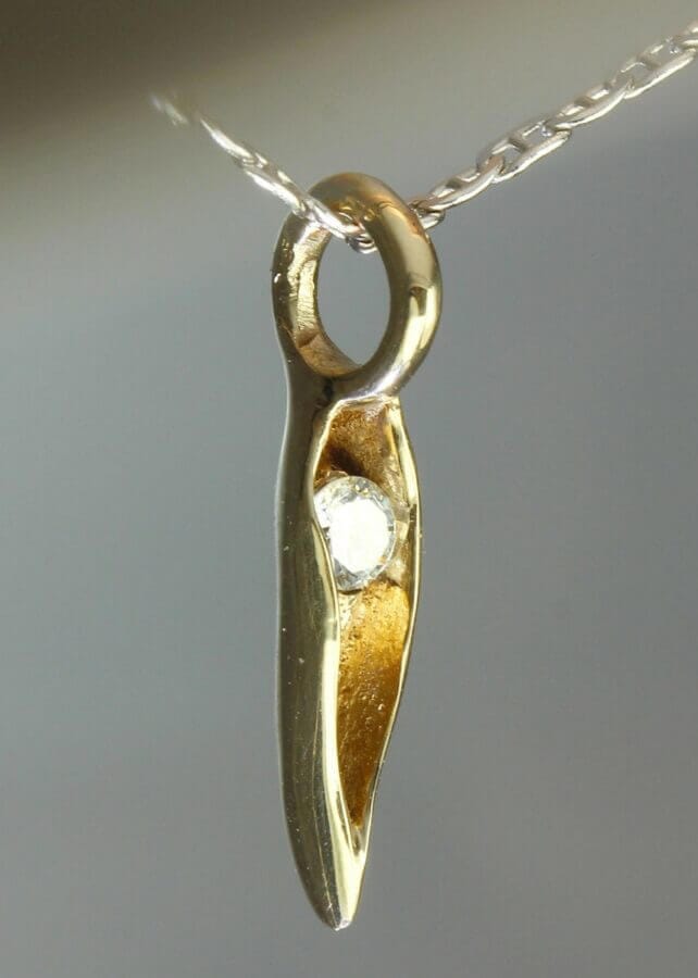 Pendentif Graine de Lumière – Constellation Soleil Blanc – Atelier du Soleil Fou Pendentif Graine de Lumière - constellation de pierres précieuses Soleil - un diamant blanc - or jaune - finition polie - Collection « Nos Inspirations : Végétal » - Atelier du Soleil Fou
