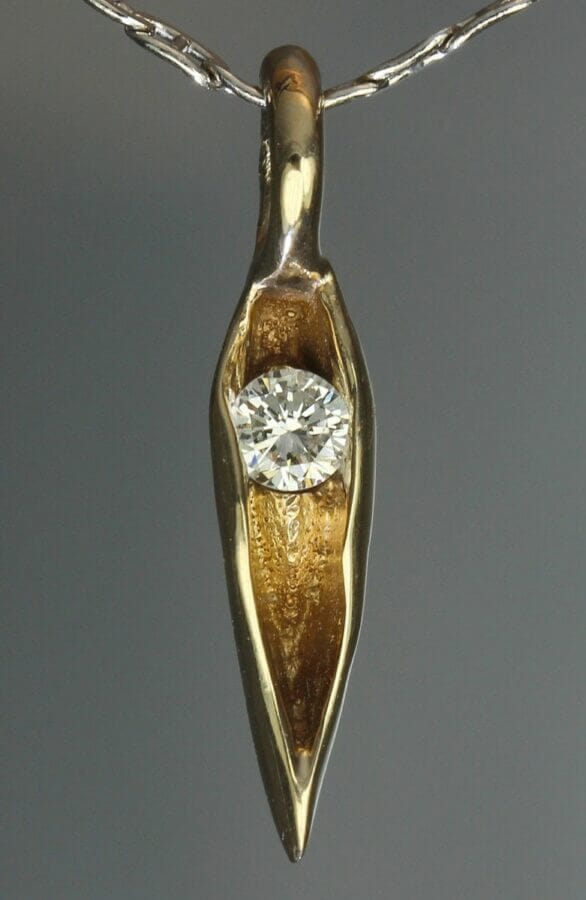 Pendentif Graine de Lumière – Constellation Soleil Blanc – Atelier du Soleil Fou Pendentif Graine de Lumière - constellation de pierres précieuses Soleil - un diamant blanc - or jaune - finition polie - Collection « Nos Inspirations : Végétal » - Atelier du Soleil Fou