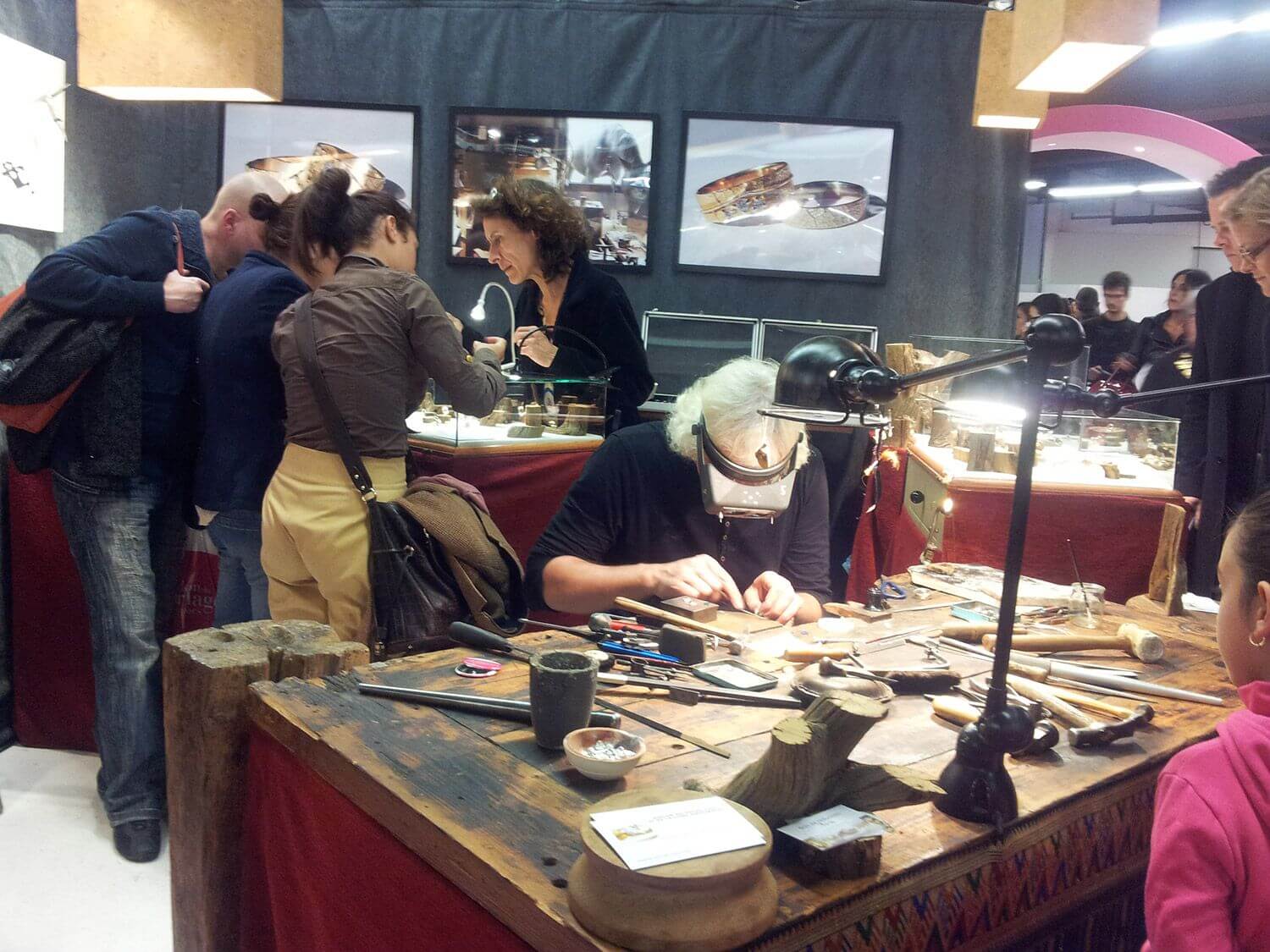 L'artisan bijoutier-créateur Yves-Dominique Audollent et Anne Tamisier au showroom - Atelier du Soleil Fou.