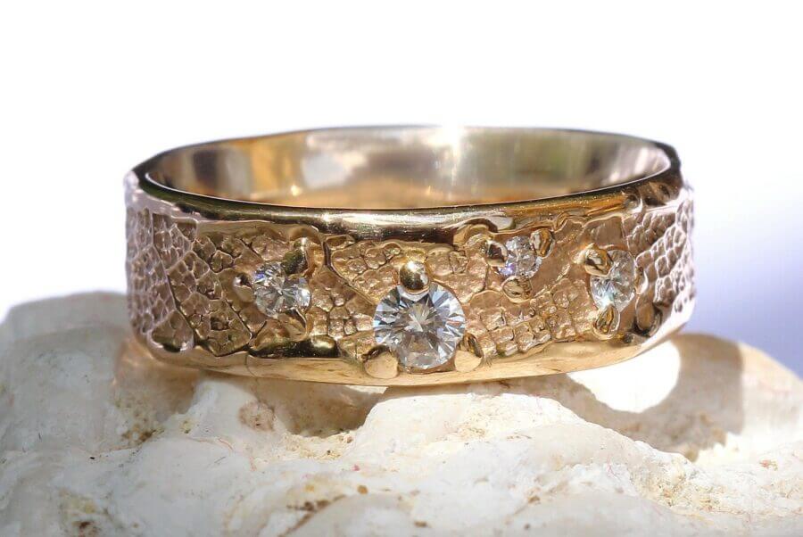 Alliance Craquement de Feuille Champagne – Constellation Altaïr – Atelier du Soleil Fou Alliance Corps Céleste - Constellation de pierres précieuses Altaïr - quatre diamants blancs - or champagne - Collection « Nos Inspirations