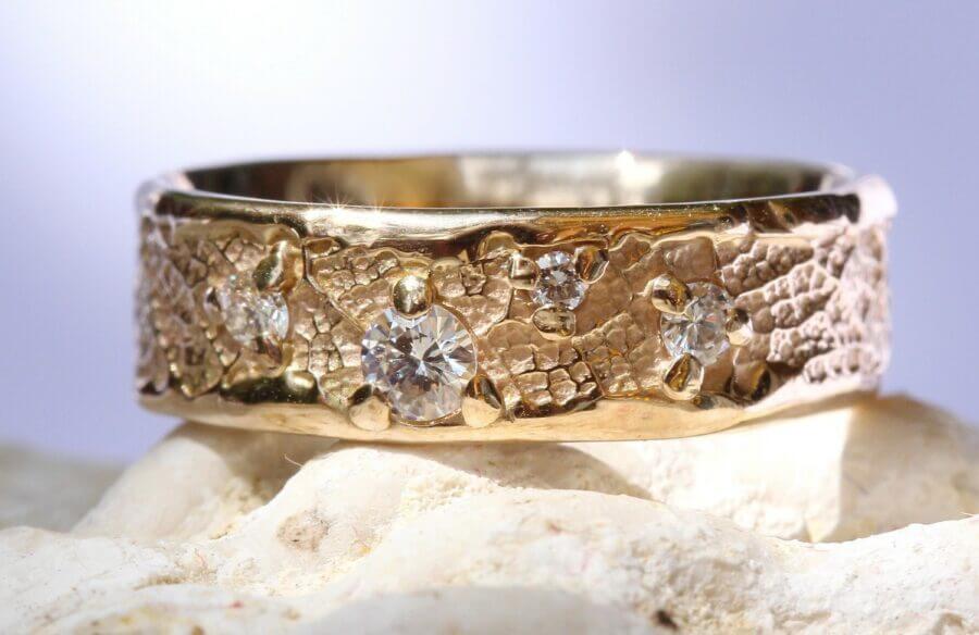Alliance Craquement de Feuille Champagne – Constellation Altaïr – Atelier du Soleil Fou Alliance Corps Céleste - Constellation de pierres précieuses Altaïr - quatre diamants blancs - or champagne - Collection « Nos Inspirations