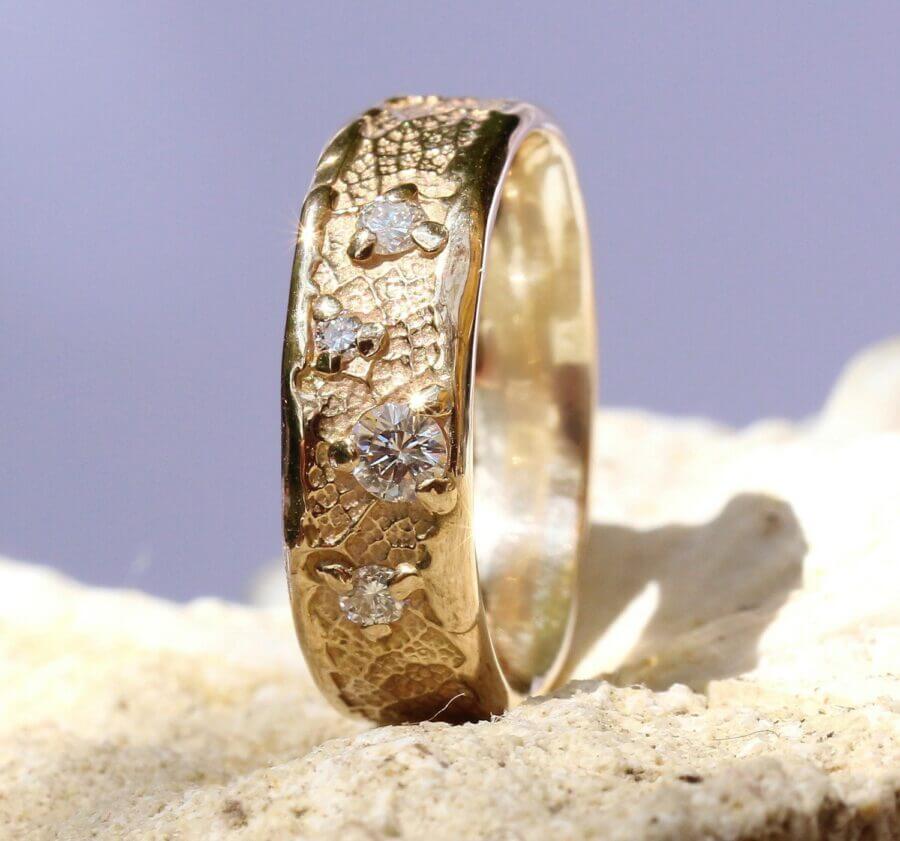Alliance Craquement de Feuille Champagne – Constellation Altaïr – Atelier du Soleil Fou Alliance Corps Céleste - Constellation de pierres précieuses Altaïr - quatre diamants blancs - or champagne - Collection « Nos Inspirations