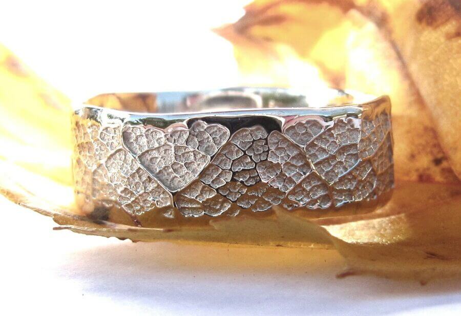 Alliance Craquement de Feuille – Or Blanc Rhodié – Atelier du Soleil Fou Alliance Craquement de Feuille - or blanc rhodié - Collection « Nos Inspirations