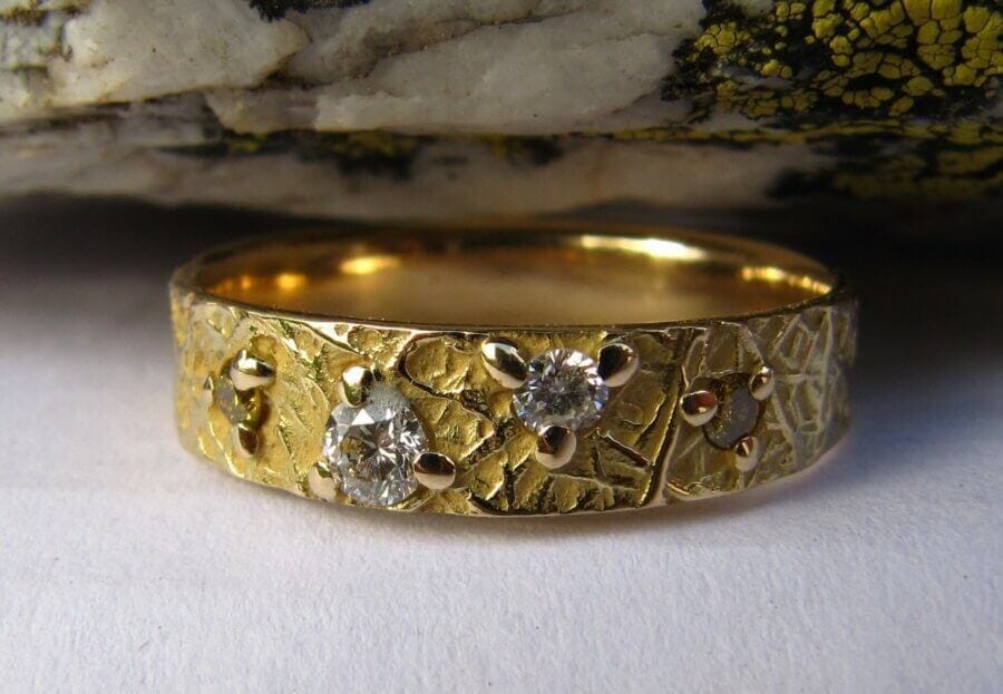 Alliance Fibre de tes Yeux - constellation de pierres précieuses Altaïr- quatre diamants blancs - or jaune - texture fibre de verre - Collection « Nos Inspirations : Texture » - Atelier du Soleil Fou