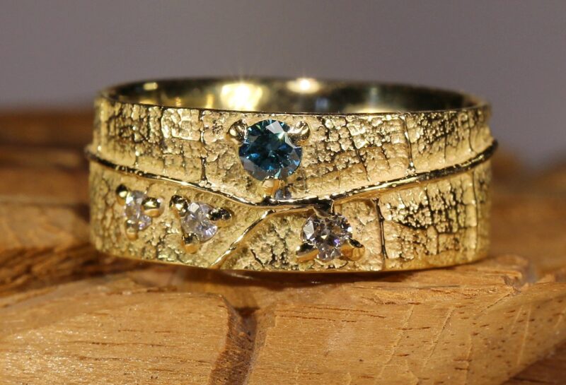 Alliance Ligne de Vie - constellation de pierres précieuses Altaïr - un diamant bleu et trois diamants blancs - or jaune - texture feuille - atelier du Soleil Fou