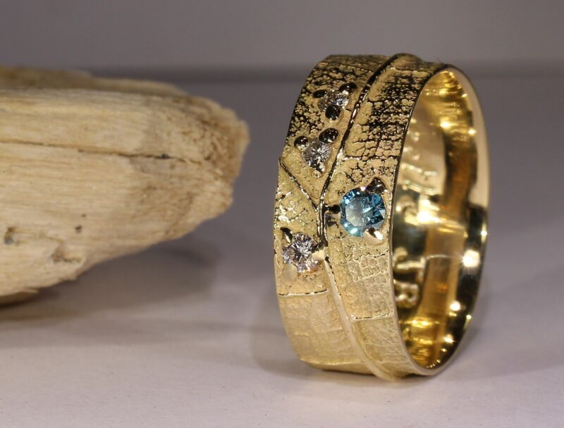 Alliance Ligne de Vie - constellation de pierres précieuses Altaïr - un diamant bleu et trois diamants blancs - or jaune - texture feuille - atelier du Soleil Fou