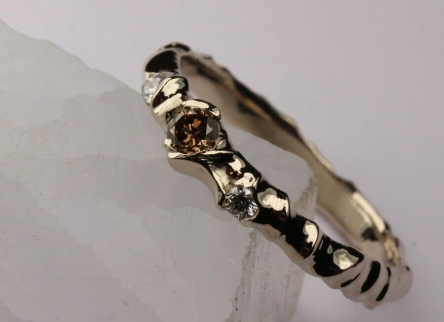 Alliance Princesse des Elfes - constellation de pierres précieuses Orion - deux diamants blancs et un diamant cognac - or blanc naturel - finition polie - Collection « Nos Inspirations