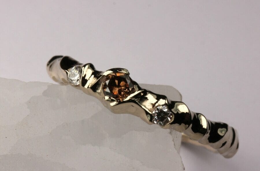 Alliance Princesse des Elfes - constellation de pierres précieuses Orion - deux diamants blancs et un diamant cognac - or blanc naturel - finition polie - Collection « Nos Inspirations