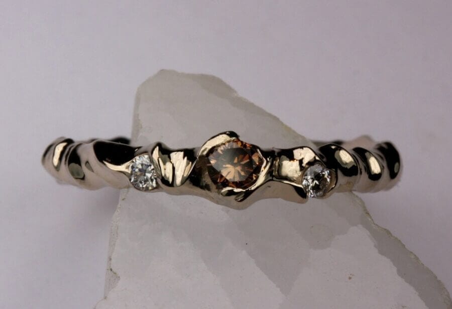 Alliance Princesse des Elfes - constellation de pierres précieuses Orion - deux diamants blancs et un diamant cognac - or blanc naturel - finition polie - Collection « Nos Inspirations