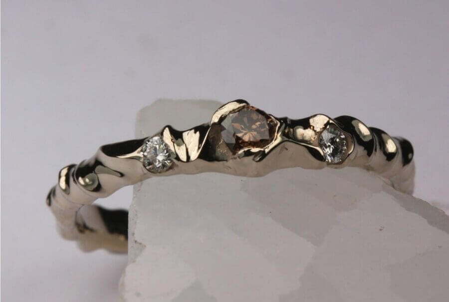 Alliance Princesse des Elfes - constellation de pierres précieuses Orion - deux diamants blancs et un diamant cognac - or blanc naturel - finition polie - Collection « Nos Inspirations