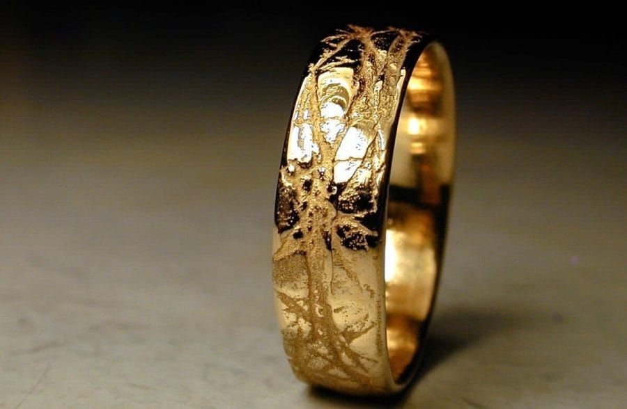 Alliance Regard de Coeur - or jaune - texture cuir - Collection « Nos Inspirations : Texture » - Atelier du Soleil Fou