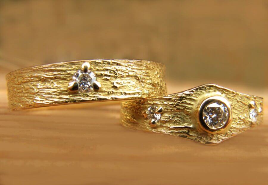Bague Baiser d’étoile et Alliance Magicien du Printemps – Atelier du Soleil Fou Duo d'une bague Baiser d'Étoile et d'une alliance Magicien du Printemps - or jaune - diamants - Collection « Nos Inspirations : Découpe » - Atelier du Soleil Fou
