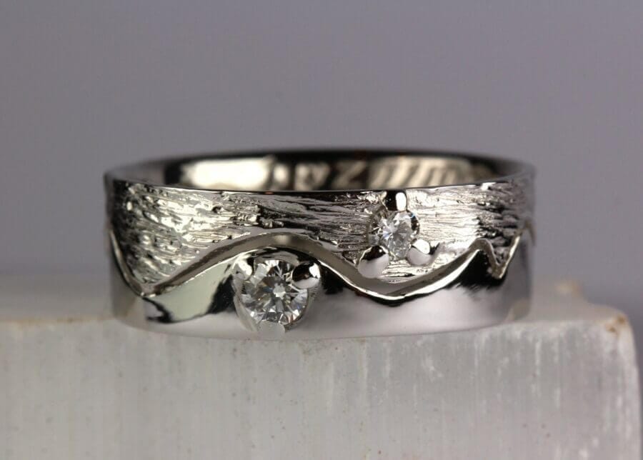 Alliance Onde qui Relie – Constellation Étoile Jumelle – Atelier du Soleil Fou Alliance Onde qui Relie - constellation de pierres précieuses Étoile Jumelle - deux diamant blancs -deux anneaux démontables platine - texture magicien du printemps et finition polie - Collection « Nos Inspirations